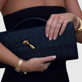 Melanie Clutch z Złotym Detalem Węzła